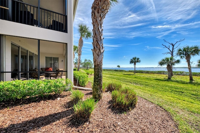 view of yard featuring a water view