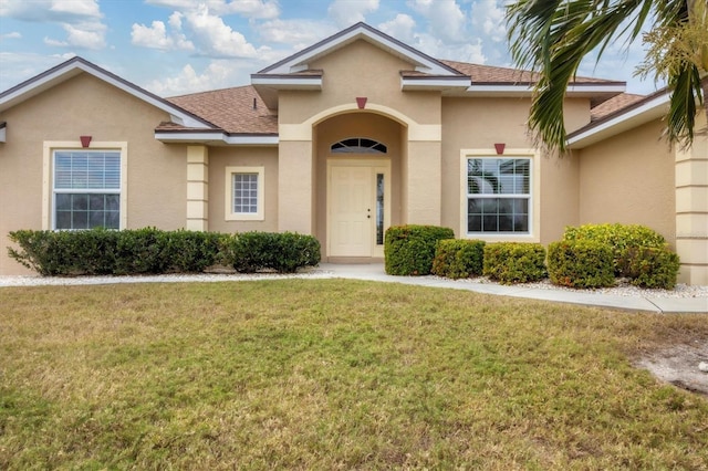 view of front of property featuring a front yard