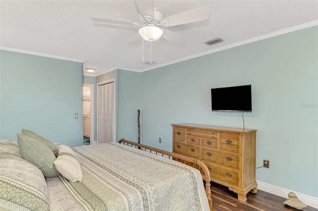 bedroom featuring ceiling fan, a closet, dark hardwood / wood-style flooring, a textured ceiling, and ornamental molding