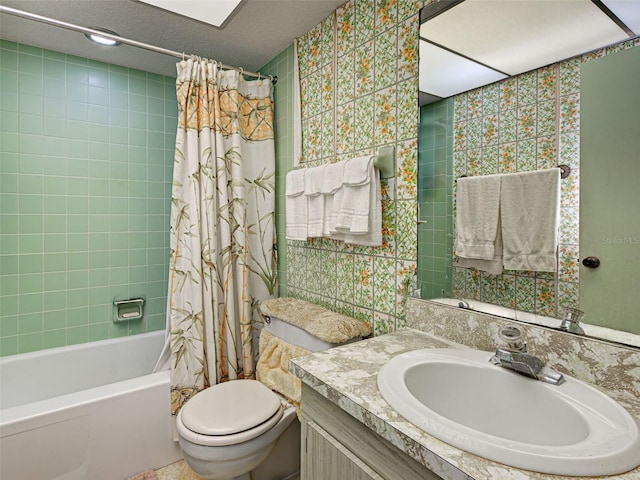 914 E 2nd St, Englewood, FL 34223 - full bathroom featuring toilet, shower / bath combo with shower curtain, vanity, and wallpapered walls