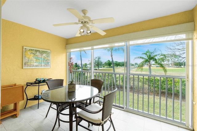 sunroom with ceiling fan