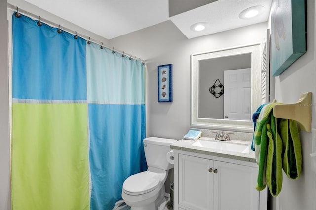 bathroom with a shower with curtain, vanity, and toilet