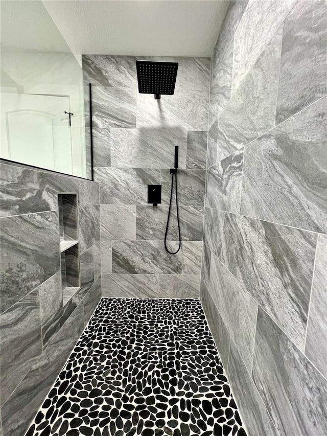 bathroom featuring a tile shower