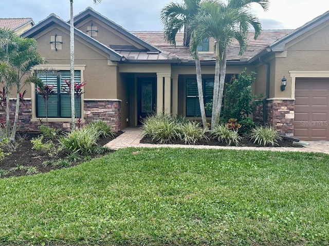 view of front of property featuring a front lawn