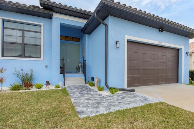 view of front of home featuring a front lawn and a garage