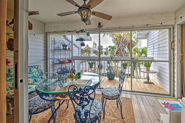 sunroom with ceiling fan