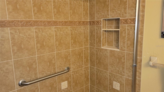 details featuring tiled shower