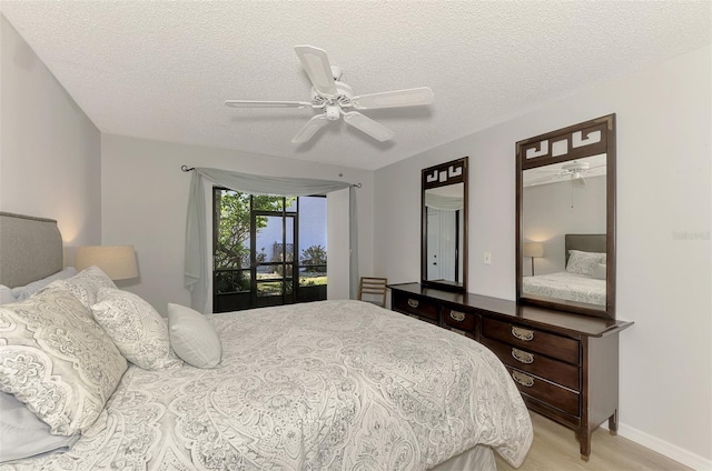 bedroom featuring ceiling fan and a textured ceiling