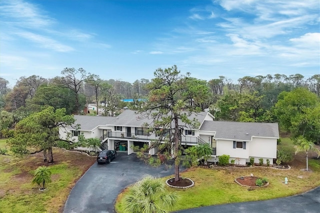 view of front of house with a front lawn