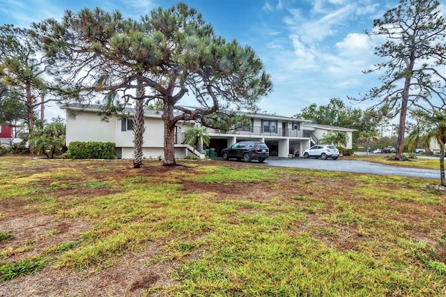 view of front of home featuring a carport and a front yard