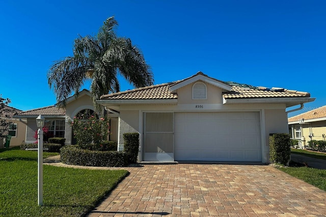 view of front of home featuring a garage and a front yard