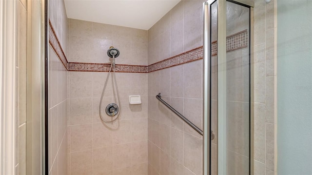 bathroom featuring a tile shower