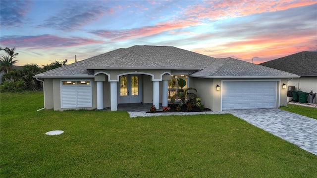 view of front facade featuring a garage and a yard