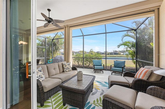 sunroom with ceiling fan