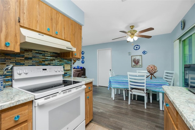 kitchen with backsplash, ceiling fan, wood-type flooring, and electric range