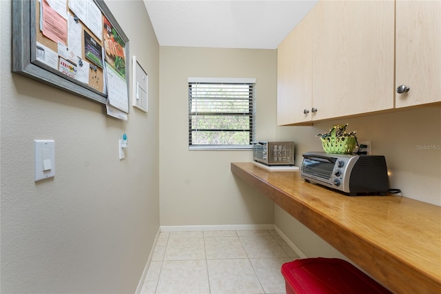 clothes washing area featuring light tile patterned flooring