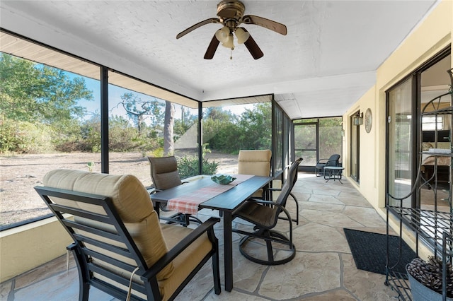 sunroom with ceiling fan