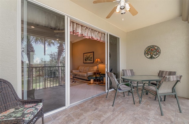 sunroom with ceiling fan