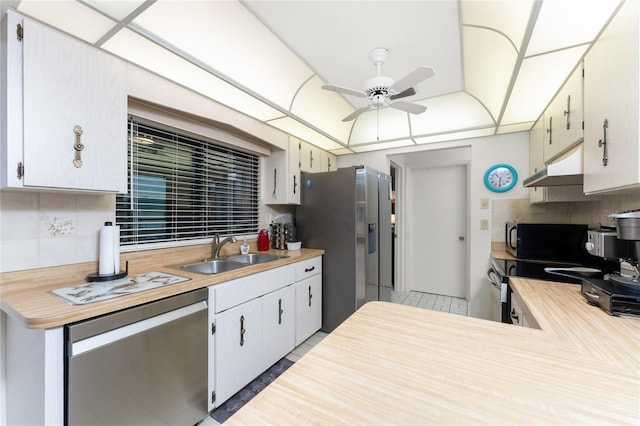 kitchen featuring tasteful backsplash, ceiling fan, stainless steel appliances, and sink