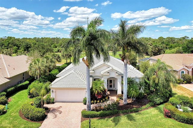 view of front of house featuring a garage and a front yard