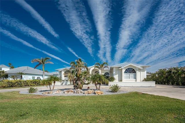 view of front of home featuring a front yard