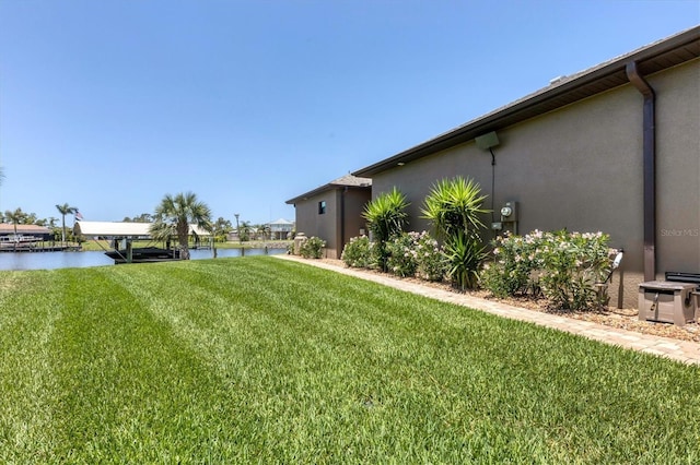 view of yard featuring a water view