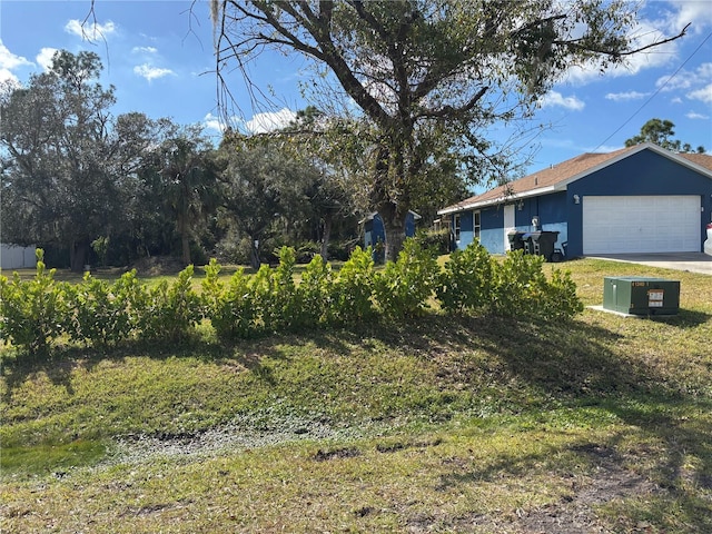 view of yard with a garage