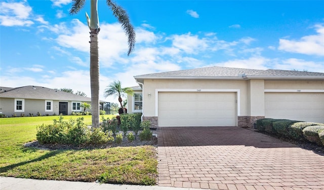 view of front of house featuring a garage and a front yard