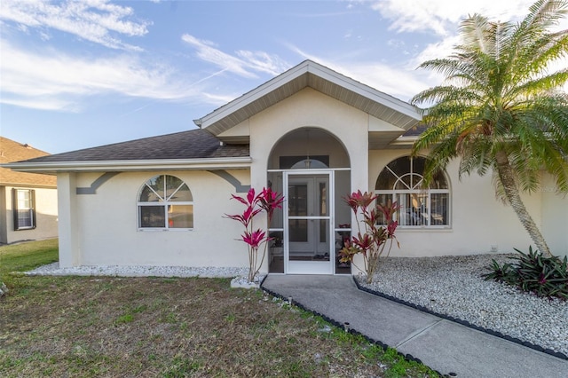 view of front facade featuring a front yard