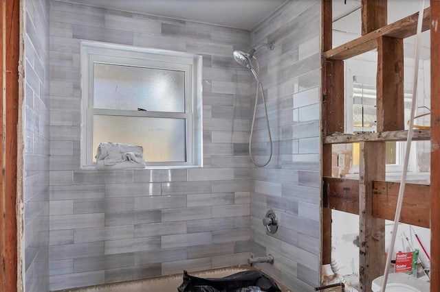 bathroom featuring tiled shower / bath combo