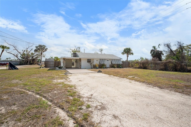 view of front of house featuring a front lawn