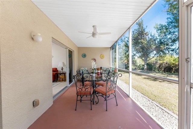 sunroom with ceiling fan