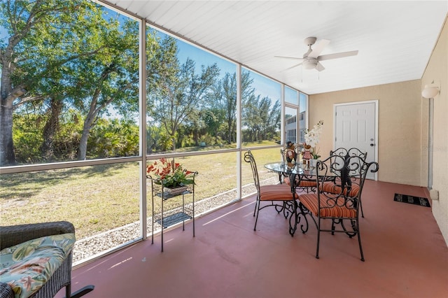 sunroom with ceiling fan