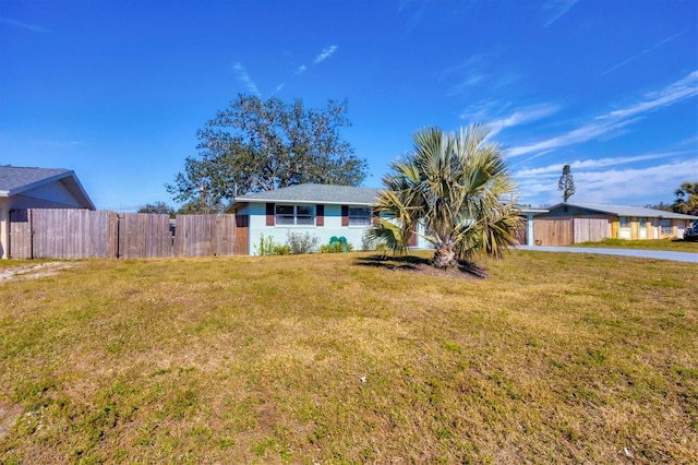 view of front facade with a front yard