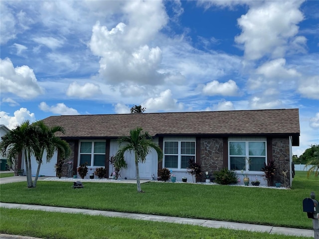 ranch-style house featuring a front yard