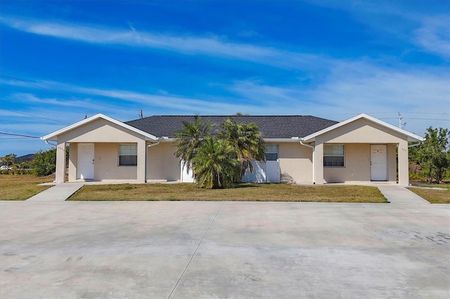 ranch-style house featuring a front lawn