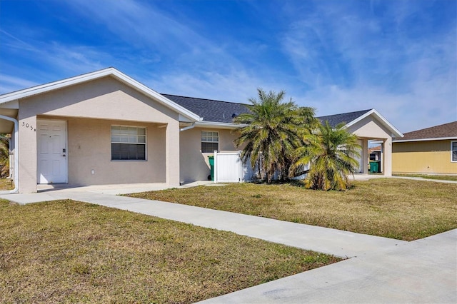 ranch-style home featuring a front lawn