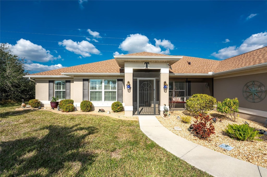 view of front of house with a front lawn