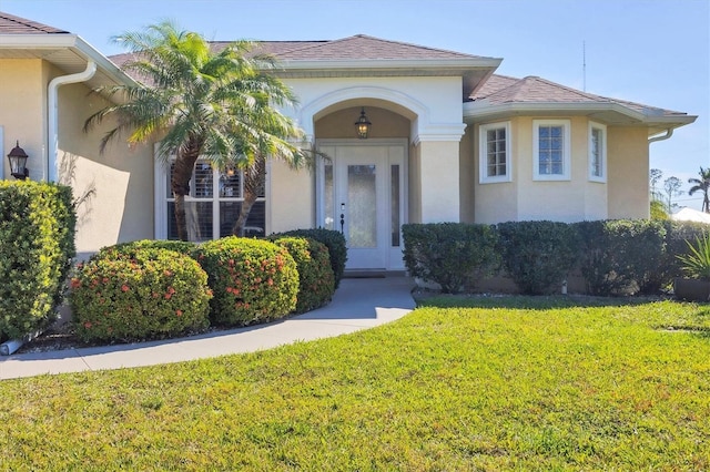 view of front of property featuring a front lawn