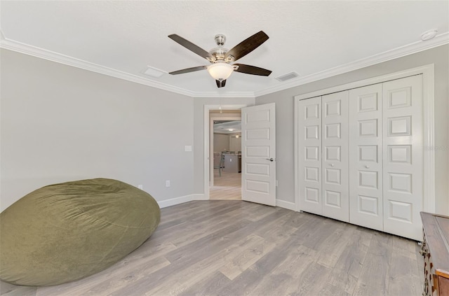 sitting room featuring crown molding, ceiling fan, and light wood-type flooring