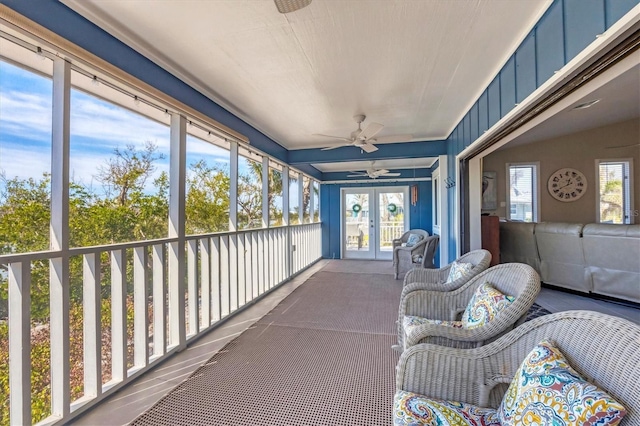 sunroom featuring a ceiling fan