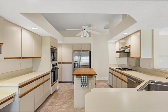 kitchen featuring sink, kitchen peninsula, ceiling fan, stainless steel appliances, and cream cabinets