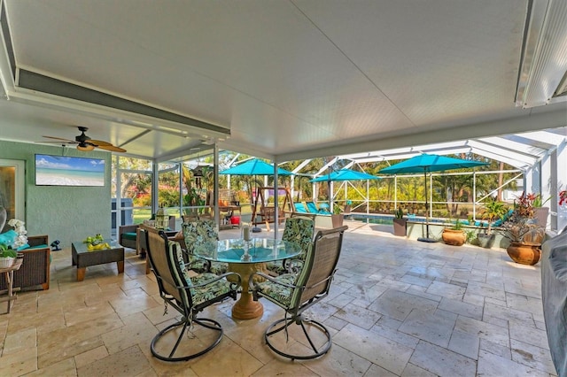 sunroom with ceiling fan