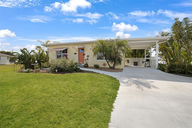 view of front of property featuring a carport and a front yard