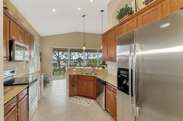 kitchen featuring sink, appliances with stainless steel finishes, hanging light fixtures, tasteful backsplash, and vaulted ceiling