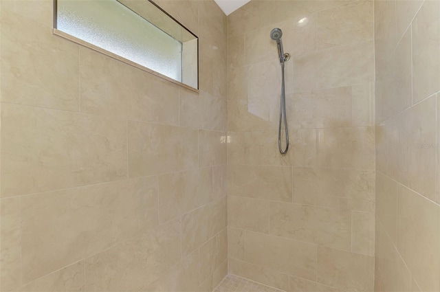 bathroom featuring a tile shower