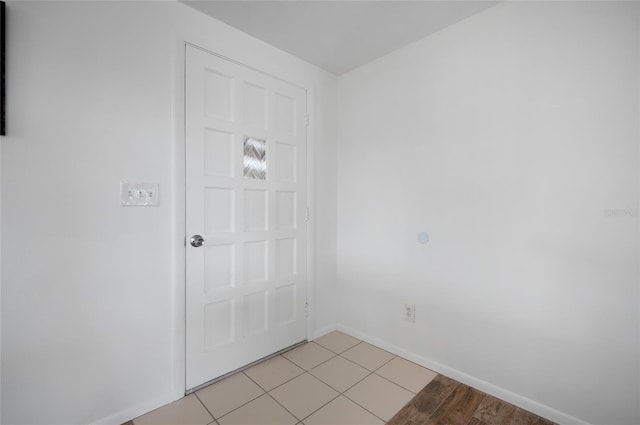 empty room featuring light tile patterned flooring