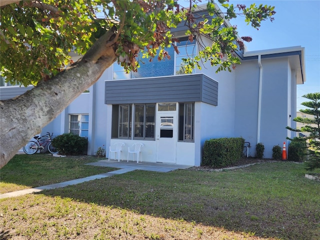 view of front of house featuring a front lawn