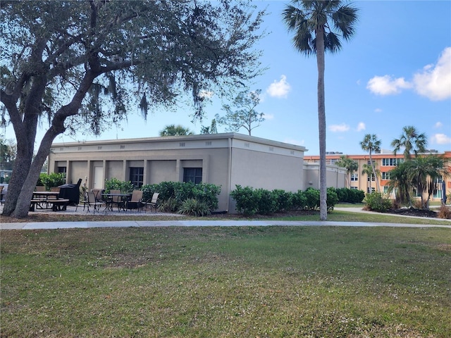 view of front of home featuring a front yard