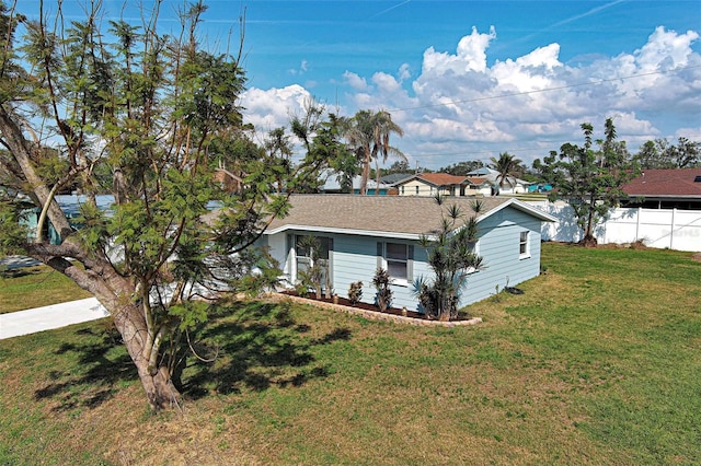 view of front of property featuring a front lawn